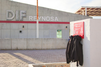 Instalan DIF-Reynosa y Voluntariado, percheros comunitarios en apoyo a personas vulnerables