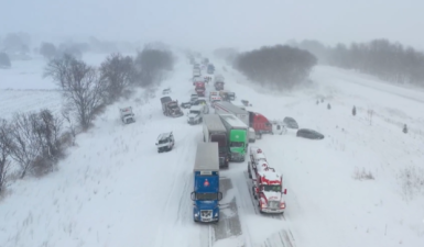 Más de 100 vehículos colisionan en autopista de Michigan por intensa tormenta invernal