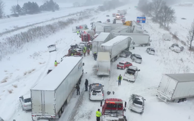 Más de 100 vehículos colisionan en autopista de Michigan por intensa tormenta invernal