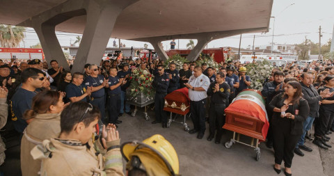 Despiden  con honores a bomberos fallecidos en incendio; alcalde suspende concierto de Pesado por duelo