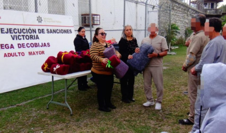 Entrega CEDES Victoria cobijas a personas adultas mayores