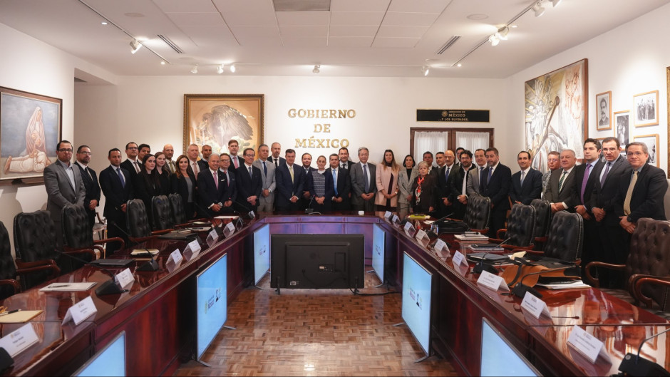 Sheinbaum en Palacio Nacional a líderes de la industria automotriz en México