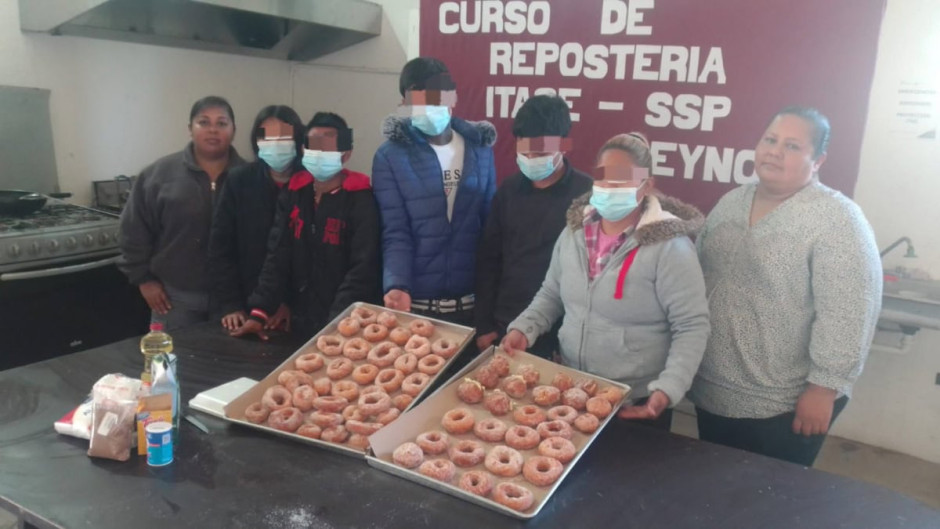 Imparte DEMA e ITACE taller de repostería a adolescentes en conflicto con la Ley Penal
