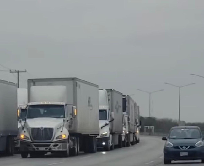 Colapso en la Aduana de Nuevo Laredo: Filas superan los 6 km por transición y caída de sistema