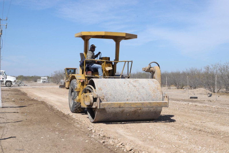 Encabeza Gobierno Municipal rehabilitación de caminos Ejidales para fortalecer el desarrollo rural en Nuevo Laredo