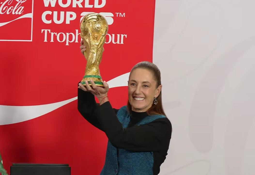 Sheinbaum recibe la Copa del Mundo en Palacio Nacional; anuncia 25 boletos gratis para ganadores del mundial social
