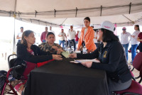 Vecinos de Valles del Paraíso reciben atención directa con programa “Presidencia Cerquita de Ti”