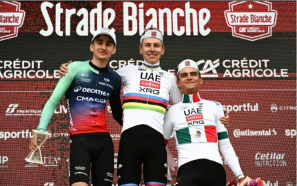 Isaac del Toro sube al podio en la Strade Bianche 2026