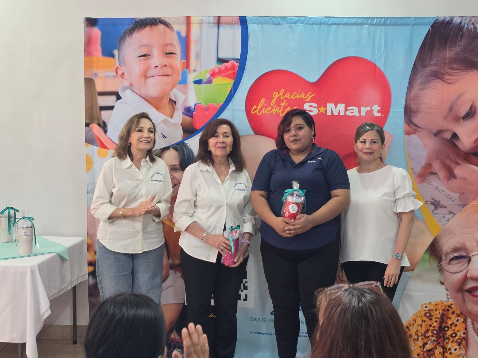 Entregan clientes de suoermercado más de 734 mil pesos al Patronato Pro-Ancianos "El Buen Pastor"