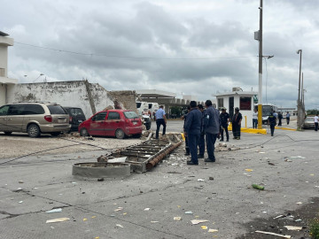 Chofer se impacta contra barda y anuncio en la central camionera