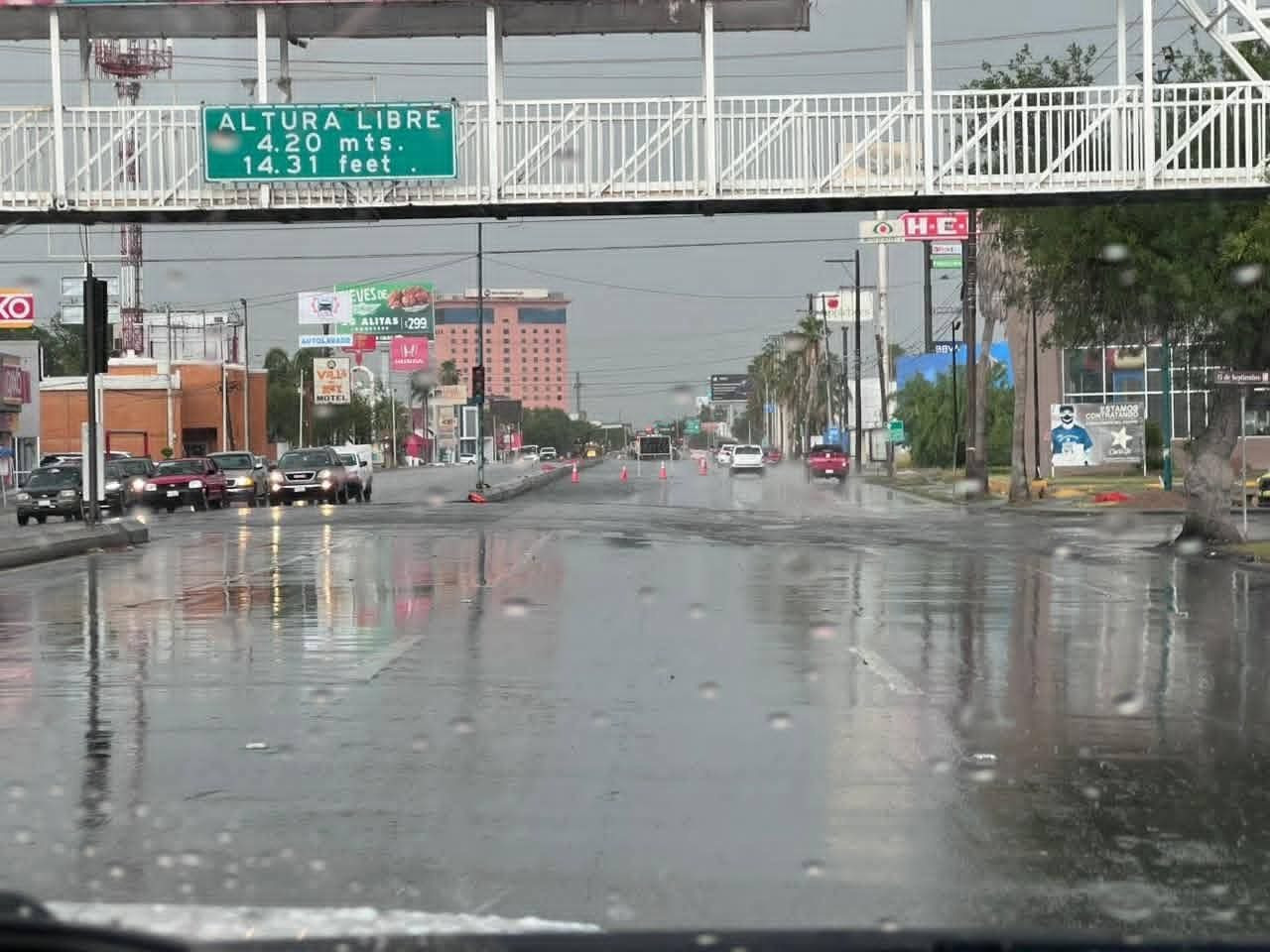 Registra Nuevo Laredo 27 mm de lluvia; basura obstruye desagüe de vialidades