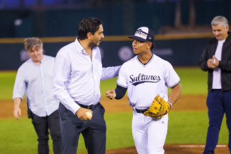 Lanzó Carlos Peña Ortiz la primera bola en el parque López Mateos
