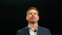 Renuncia Eric Swalwell al Congreso de EU tras denuncias de conducta sexual indebida