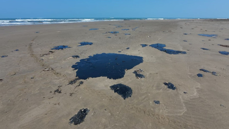 Pemex reconoce fuga en oleoducto del Golfo; destituyen a tres funcionarios por irregularidades
