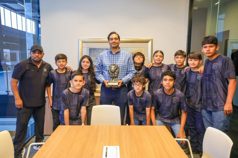 Reafirmó Carlos Peña Ortiz al equipo Leones Negros su compromiso con el deporte