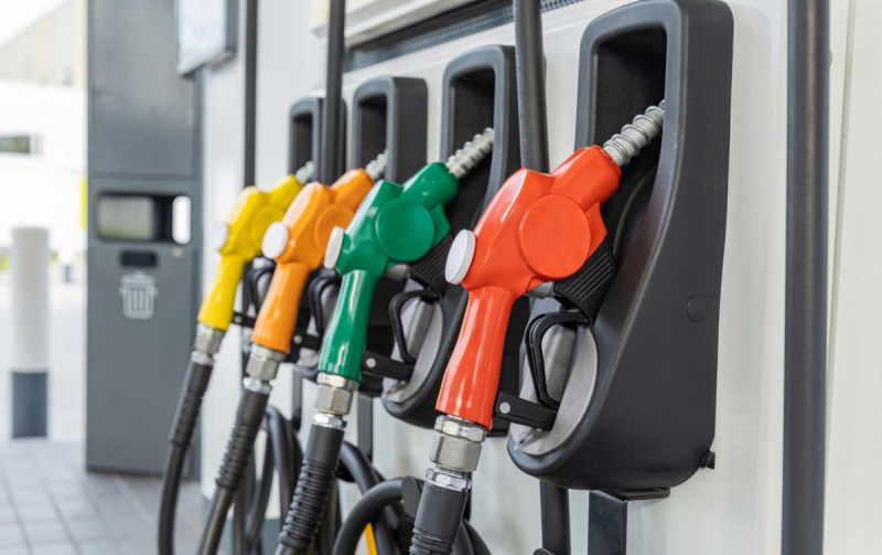 Gobierno anuncia acuerdos para reducir costos en gasolinas ante alza de precios internacionales