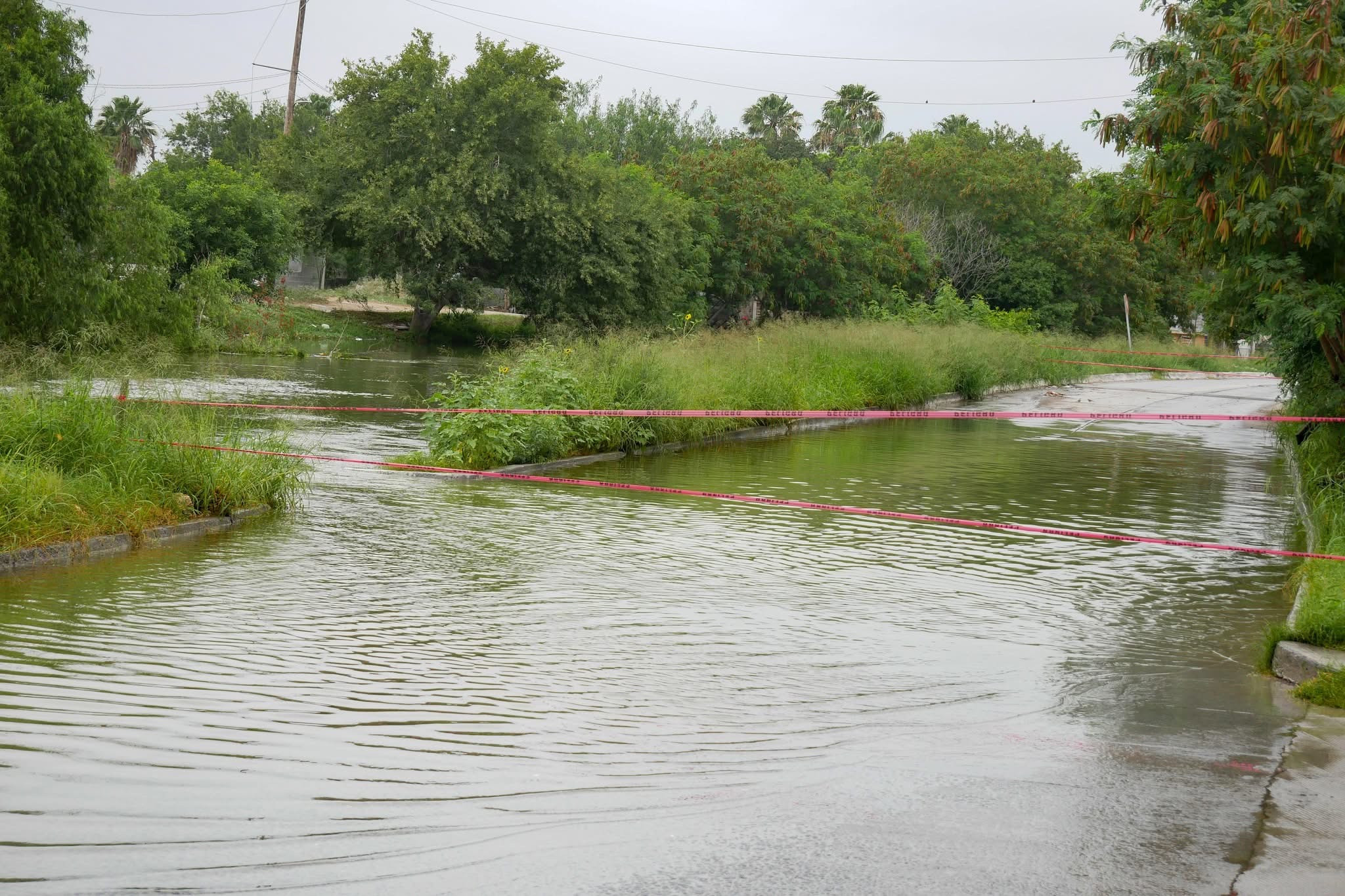 Restringen circulación en paso a desnivel por creciente del canal Rodhe