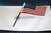 Migrantes podrán solicitar la green card sin salir de EU: DHS