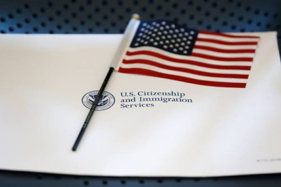 Migrantes podrán solicitar la green card sin salir de EU: DHS