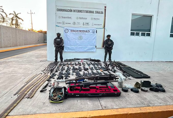 Aseguran arsenal de alto poder en Badiraguato; hallan 50 armas y lanzagranadas en camioneta abandonada