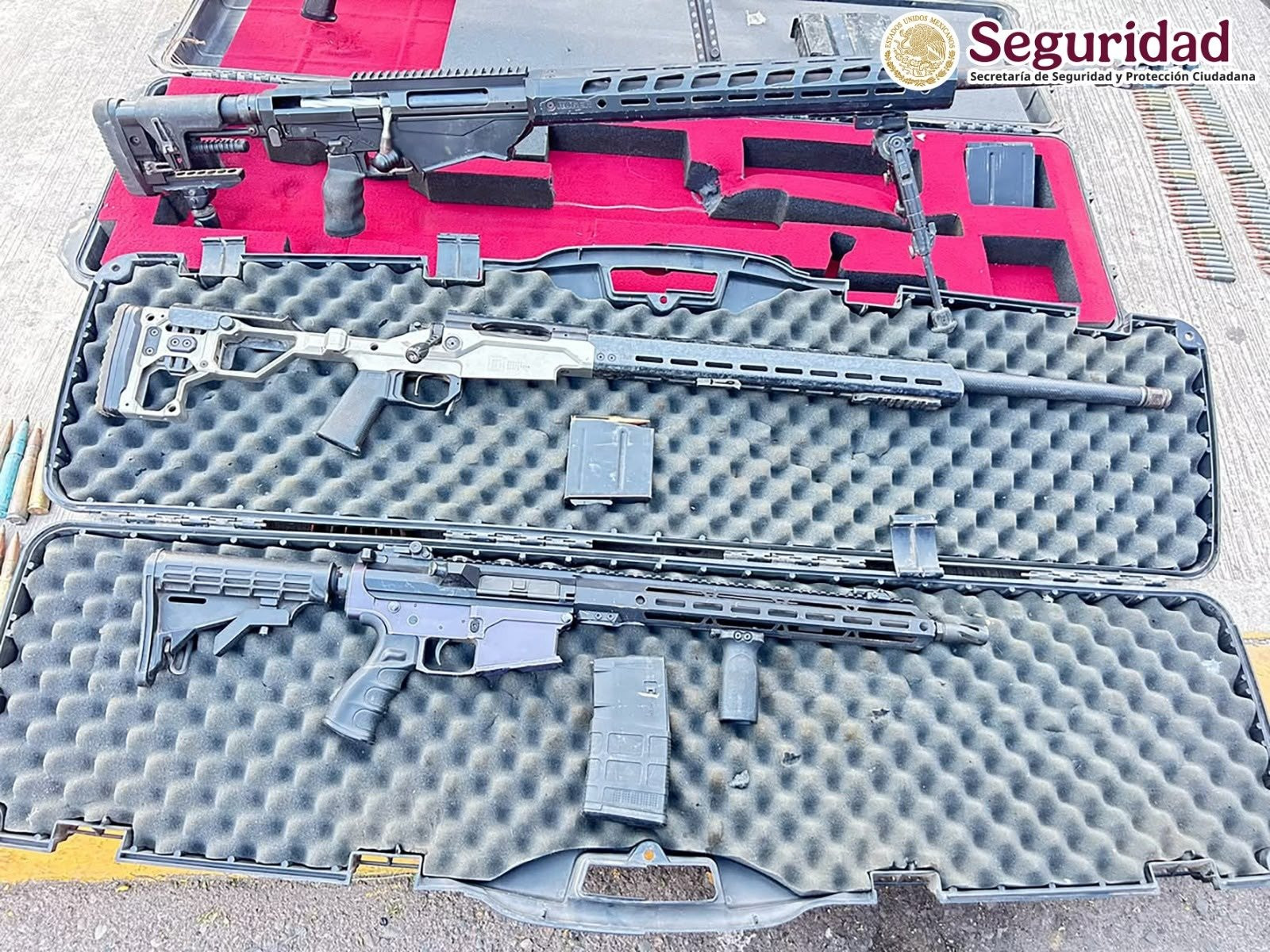 Aseguran arsenal de alto poder en Badiraguato; hallan 50 armas y lanzagranadas en camioneta abandonada