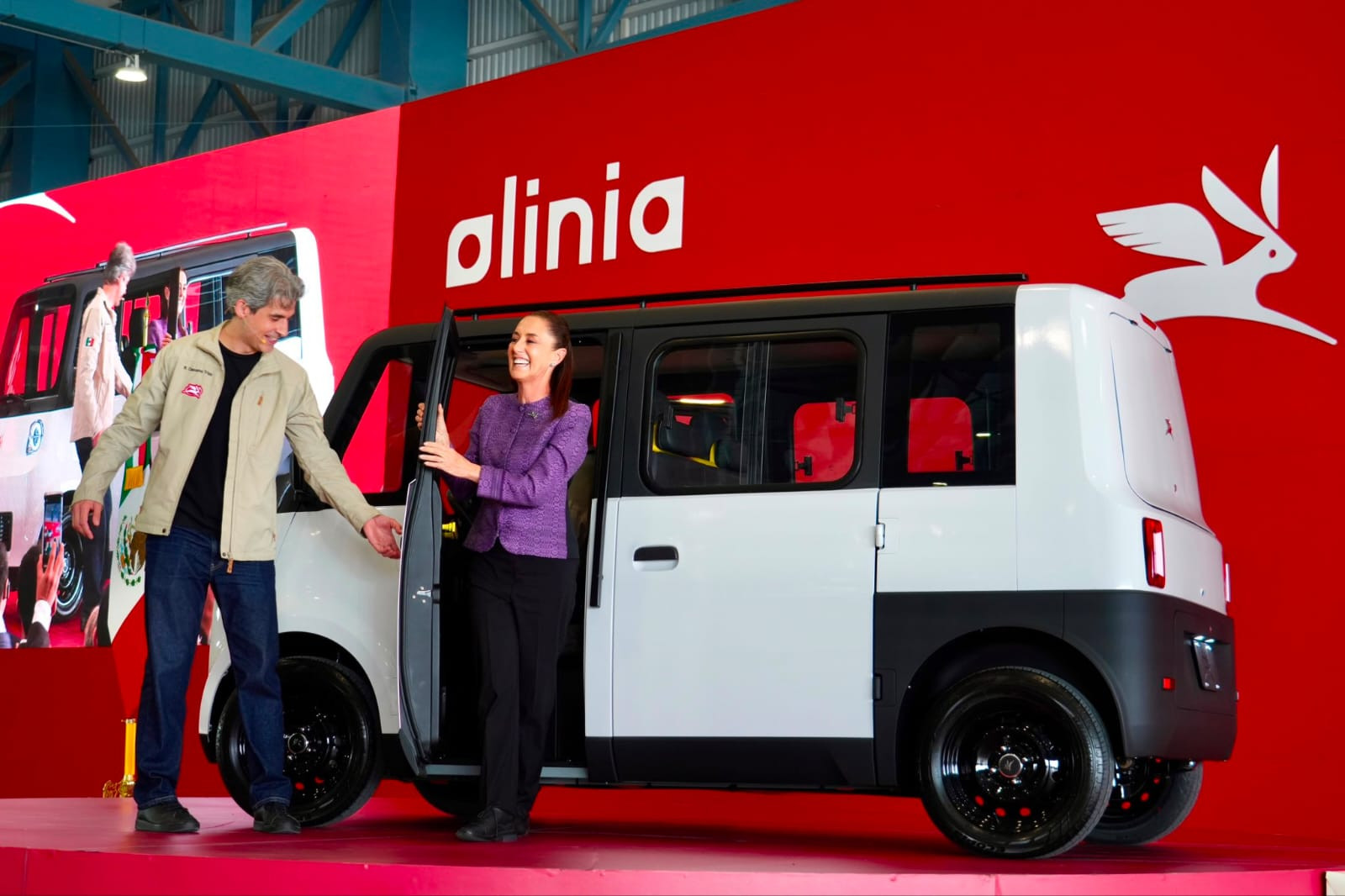 Sheinbaum presenta Olinia, el primer auto eléctrico mexicano