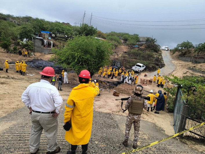 Pemex sella ducto tras derrame de combustóleo en Salina Cruz; vecinos exigen reparación de daños