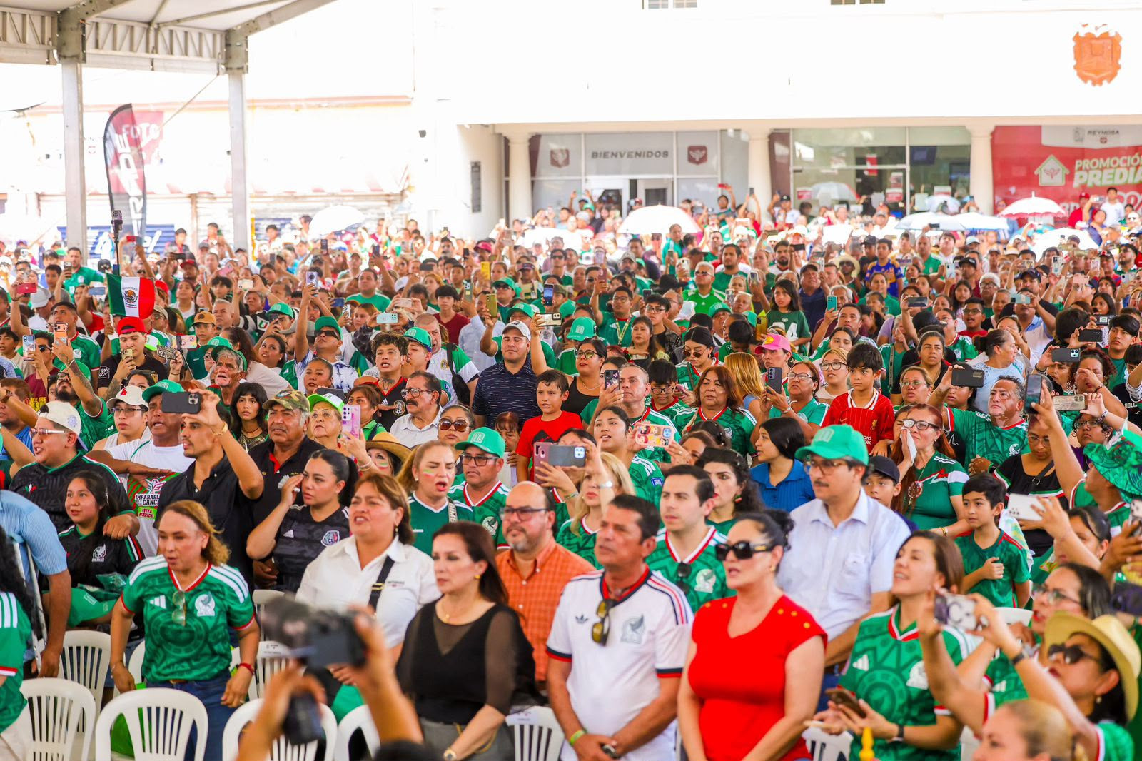 Compartieron emociones del Mundial de Futbol familias reynosenses en la plaza Miguel Hidalgo