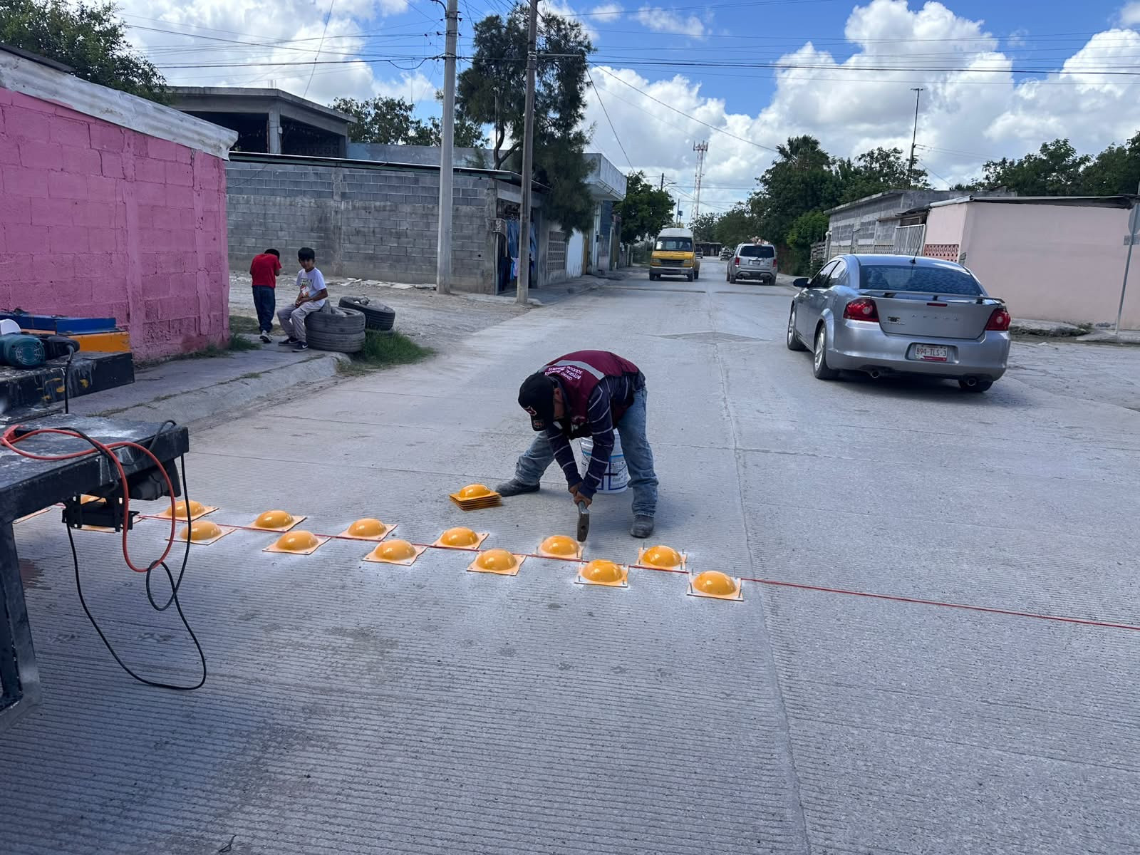 Mejora Gobierno de Carlos Peña Ortiz seguridad vial con instalación de boyas de tráfico