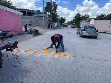 Mejora Gobierno de Carlos Peña Ortiz seguridad vial con instalación de boyas de tráfico