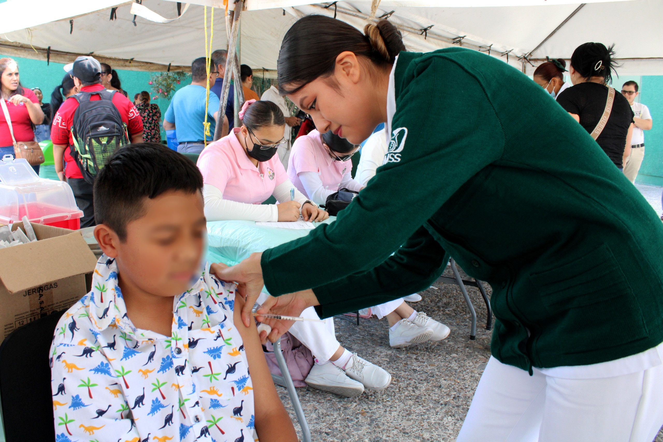 Vacunan contra el sarampión; Unidades 76 y 78 superan metas del IMSS