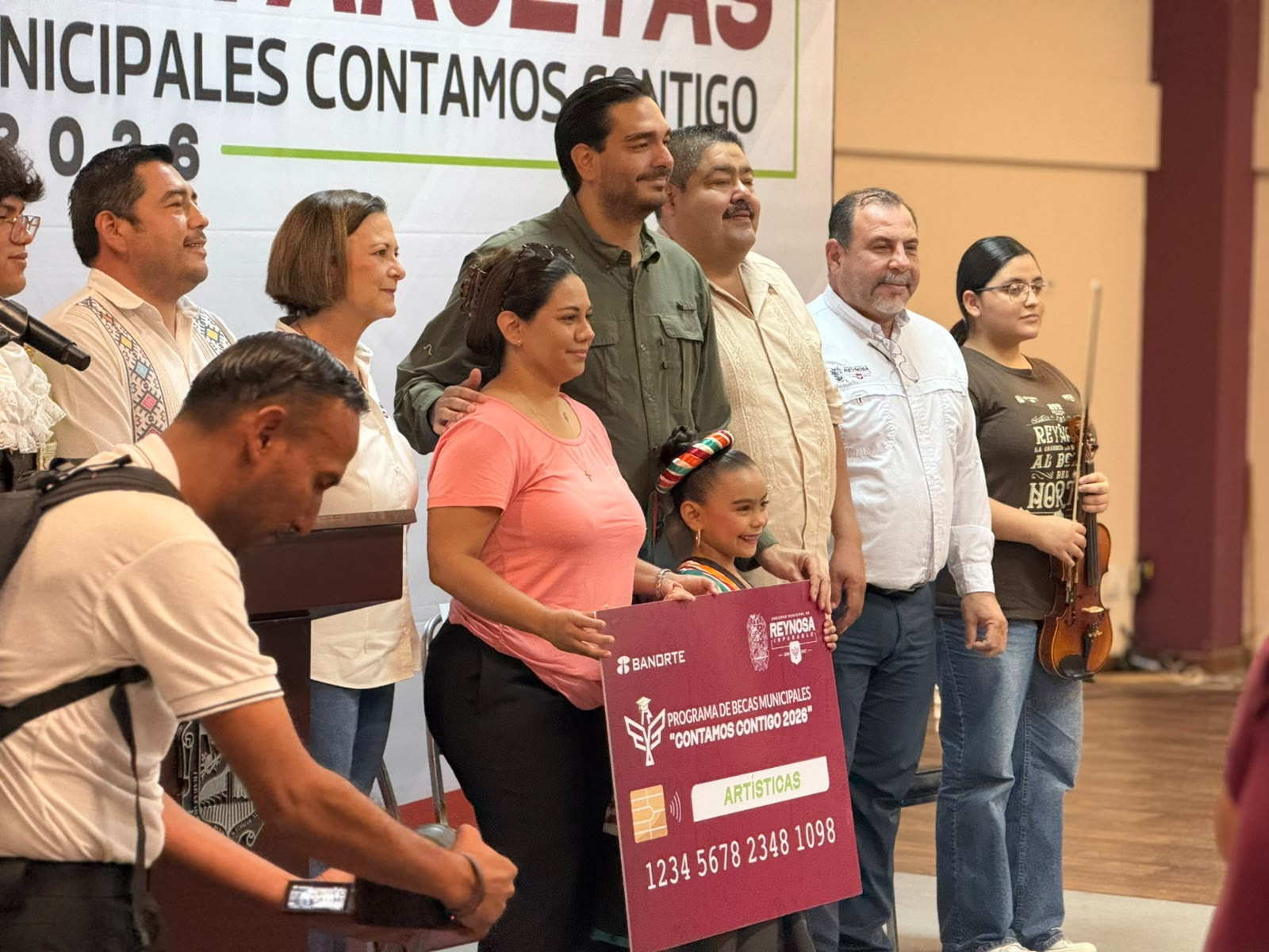 Entregan becas “Contamos Contigo” 2026 para impulsar el talento artístico