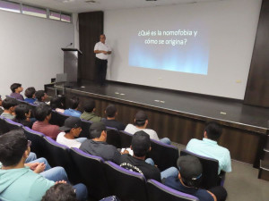 Atienden estudiantes de la UPV conferencia sobre adicción al celular