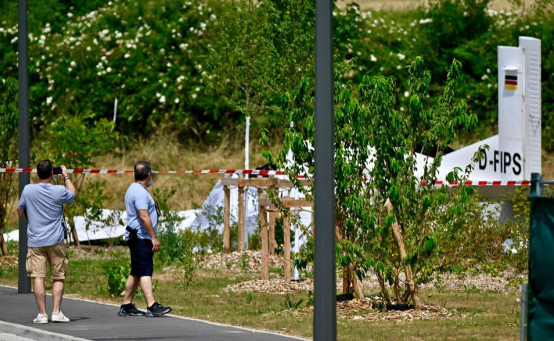 Mueren 11 personas al caer una avioneta minutos después del despegue en Francia