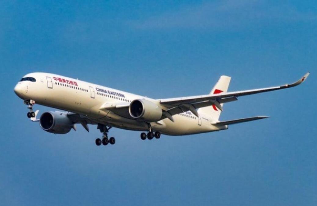 Avión con más de 130 personas a bordo se estrella en China