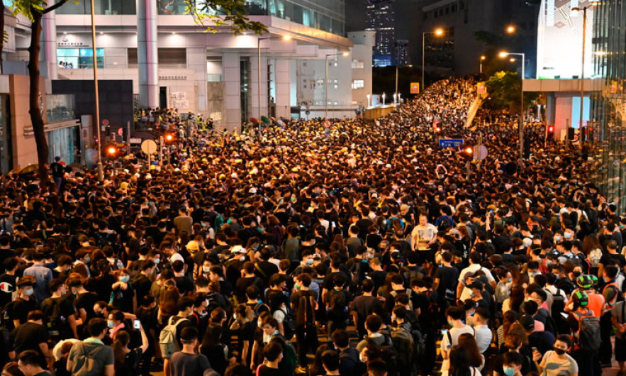 Manifestantes bloquean sede de la policía en Hong Kong
