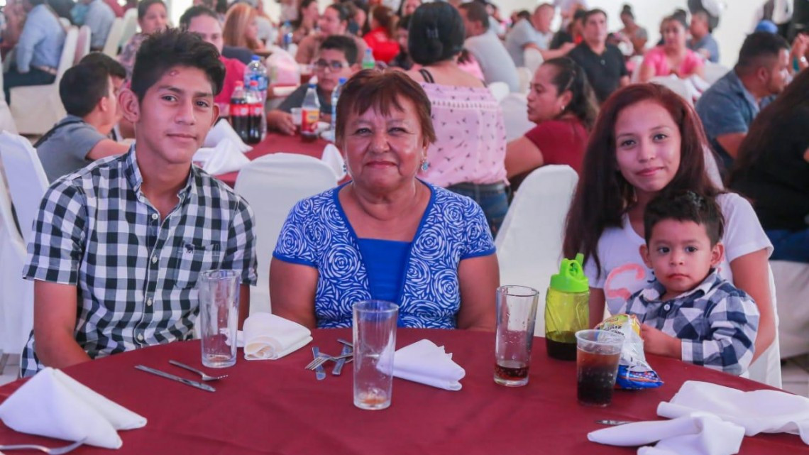 Convive Alcaldesa Maki Ortiz con trabajadores municipales