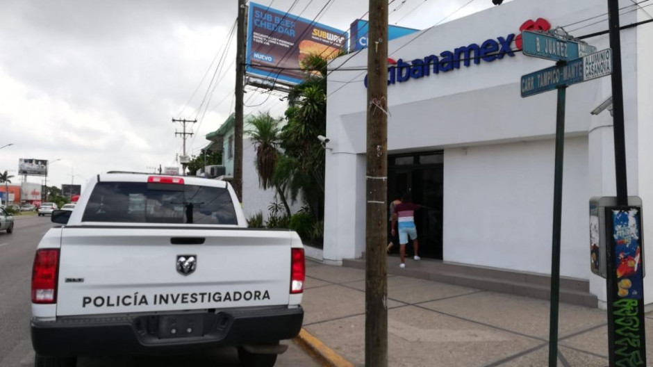 Sujeto intenta asaltar banco, se asusta y huye