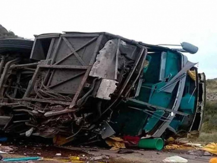 Mueren 13 tras volcadura en Argentina