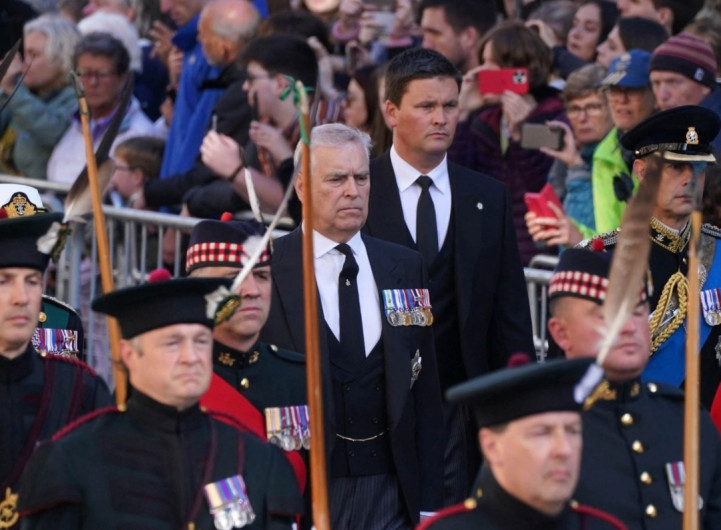 Enfrenta hermano del rey Carlos III, demanda por agresión sexual 