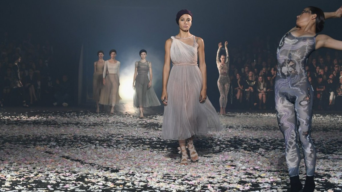 Dior arranca Paris Fashion Week con danza
