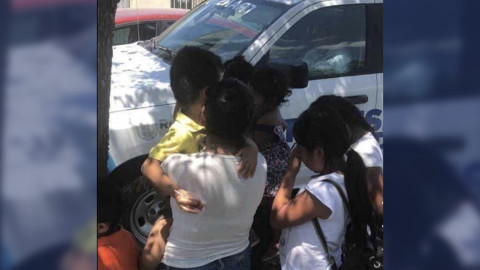 Rescatan a 9 personas de camioneta en llamas