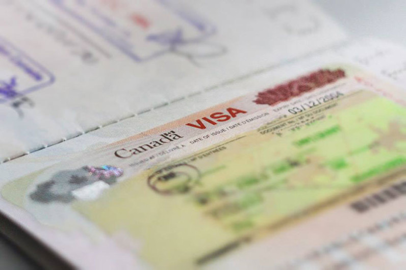 Los 43 mexicanos liberados en Canadá reciben permiso de trabajo