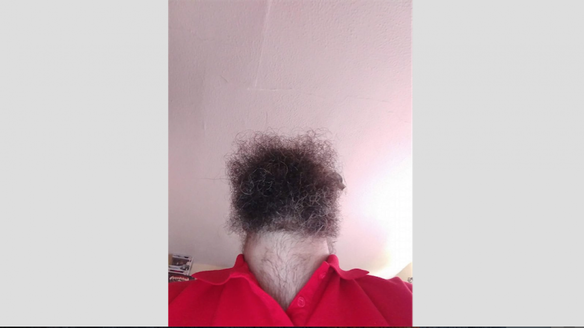 Perturbadoras imágenes de hombres barbudos mirando hacia arriba