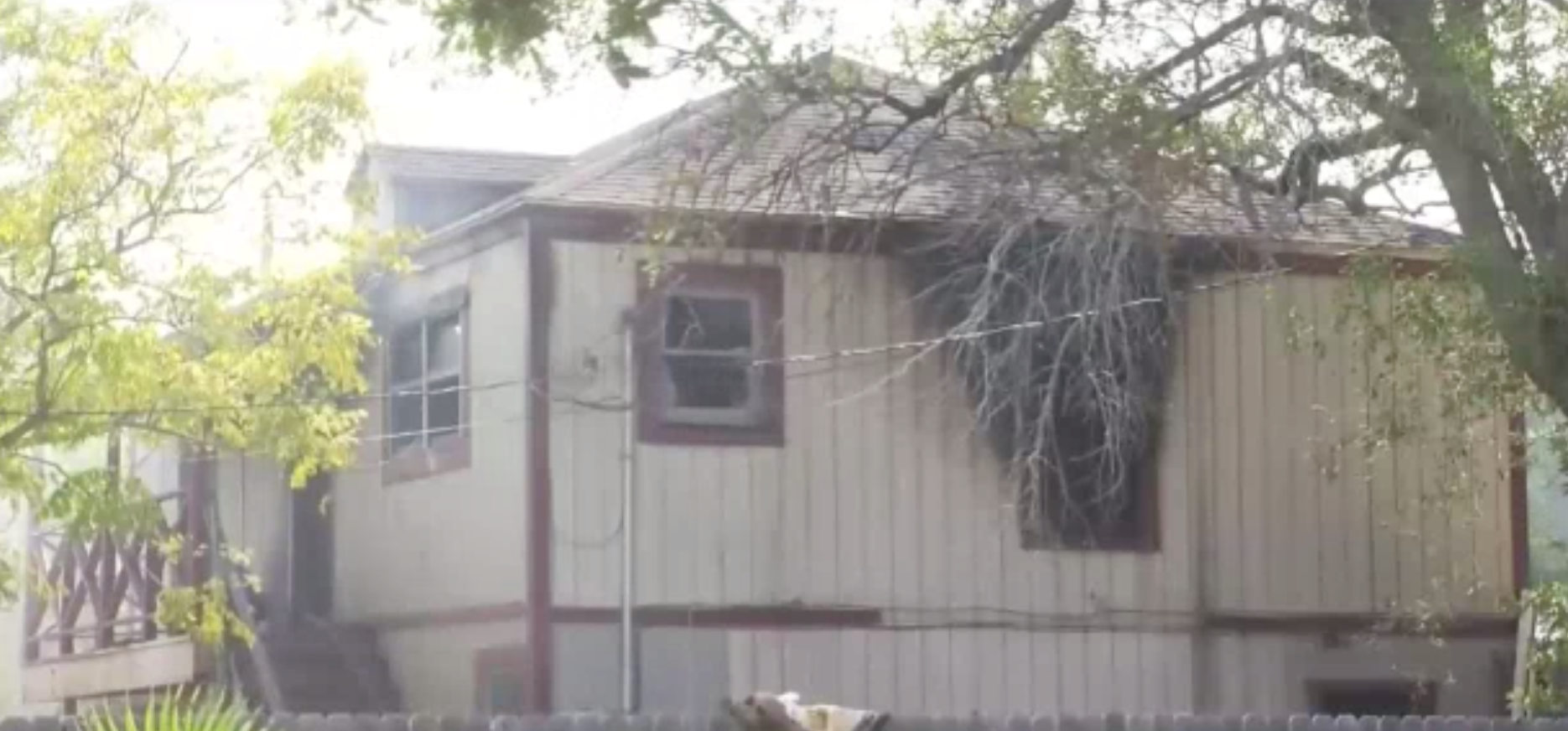 Un voraz incendio se desató en una vivienda en Harlingen