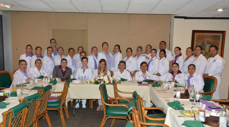 Toma protesta Maki Ortiz a Profesionales de Enfermería