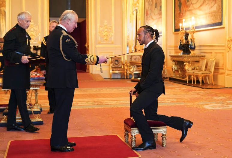 Lewis Hamilton es nombrado como caballero del Príncipe Carlos