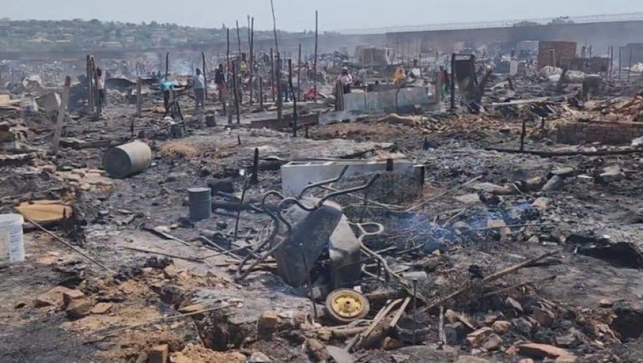Incendio en Sudáfrica deja 3 muertos y unas mil personas sin hogar