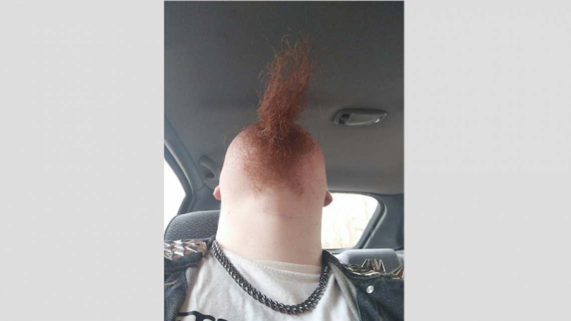 Perturbadoras imágenes de hombres barbudos mirando hacia arriba