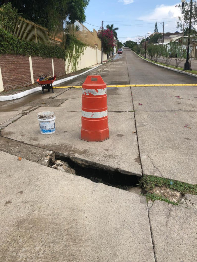 Zanja a punto de convertirse en socavón